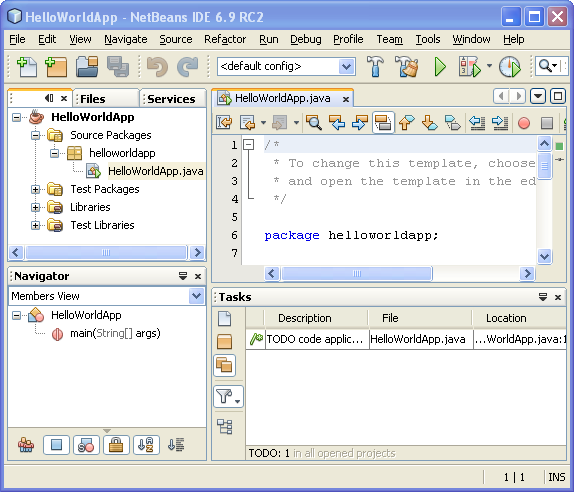 NetBeans IDE with the HelloWorldApp project open.